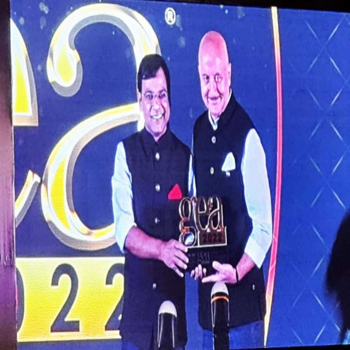 अनुपम खेर के हाथों