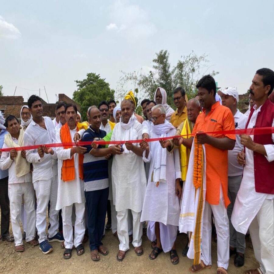 ग्रामीणों ने श्रमदान कर