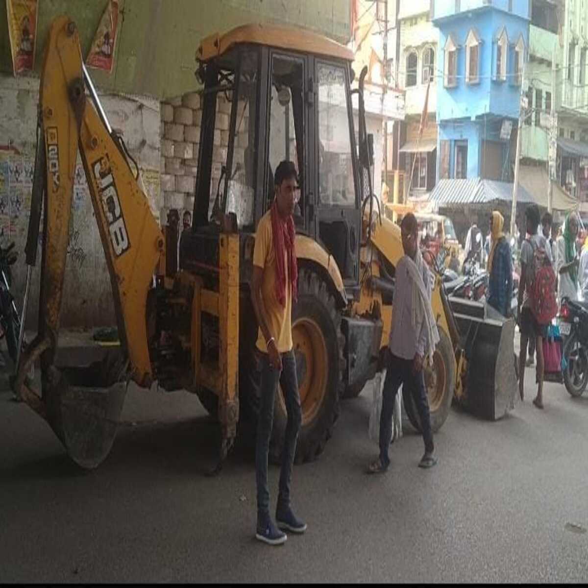 कैमूर: बुलडोजर लेकर निकली