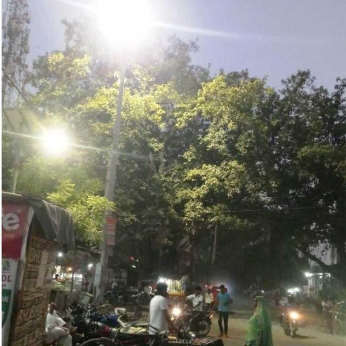 खराब पड़ी हाईमास्ट लाइट
