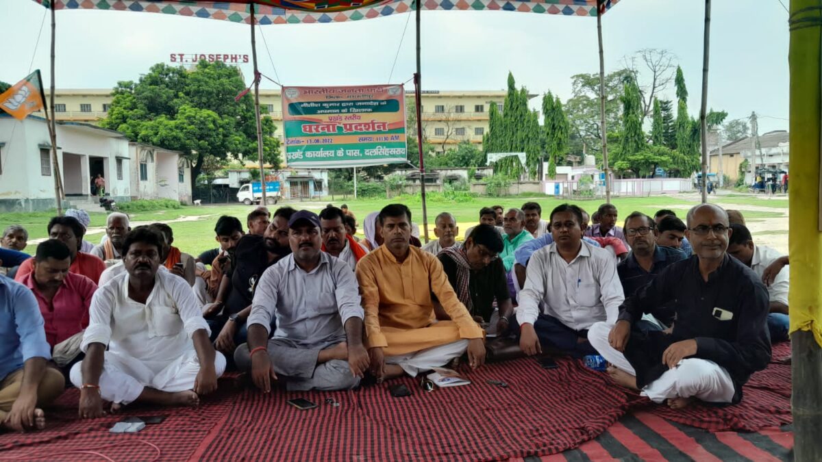 प्रखंड कार्यालय परिसर में