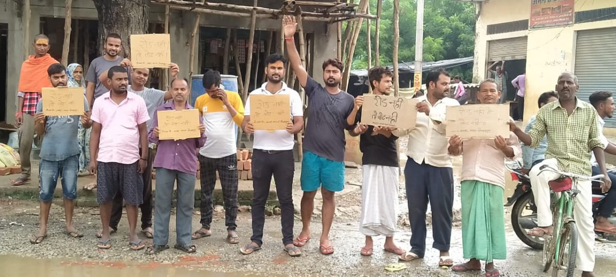 व्यापारियों ने बाज़ार में