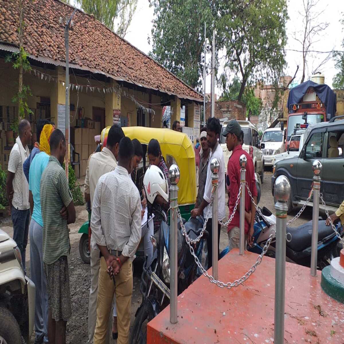 पानी भरे गड्ढे में