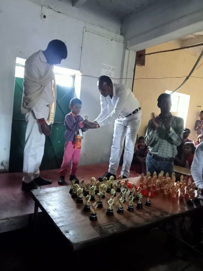 स्कूली बच्चों को पुरस्कृत