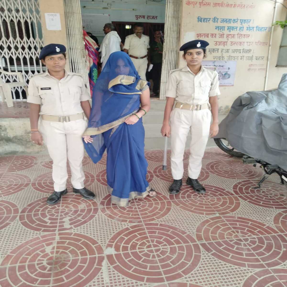 फर्जी शिक्षिका हुई गिरफ्तार 