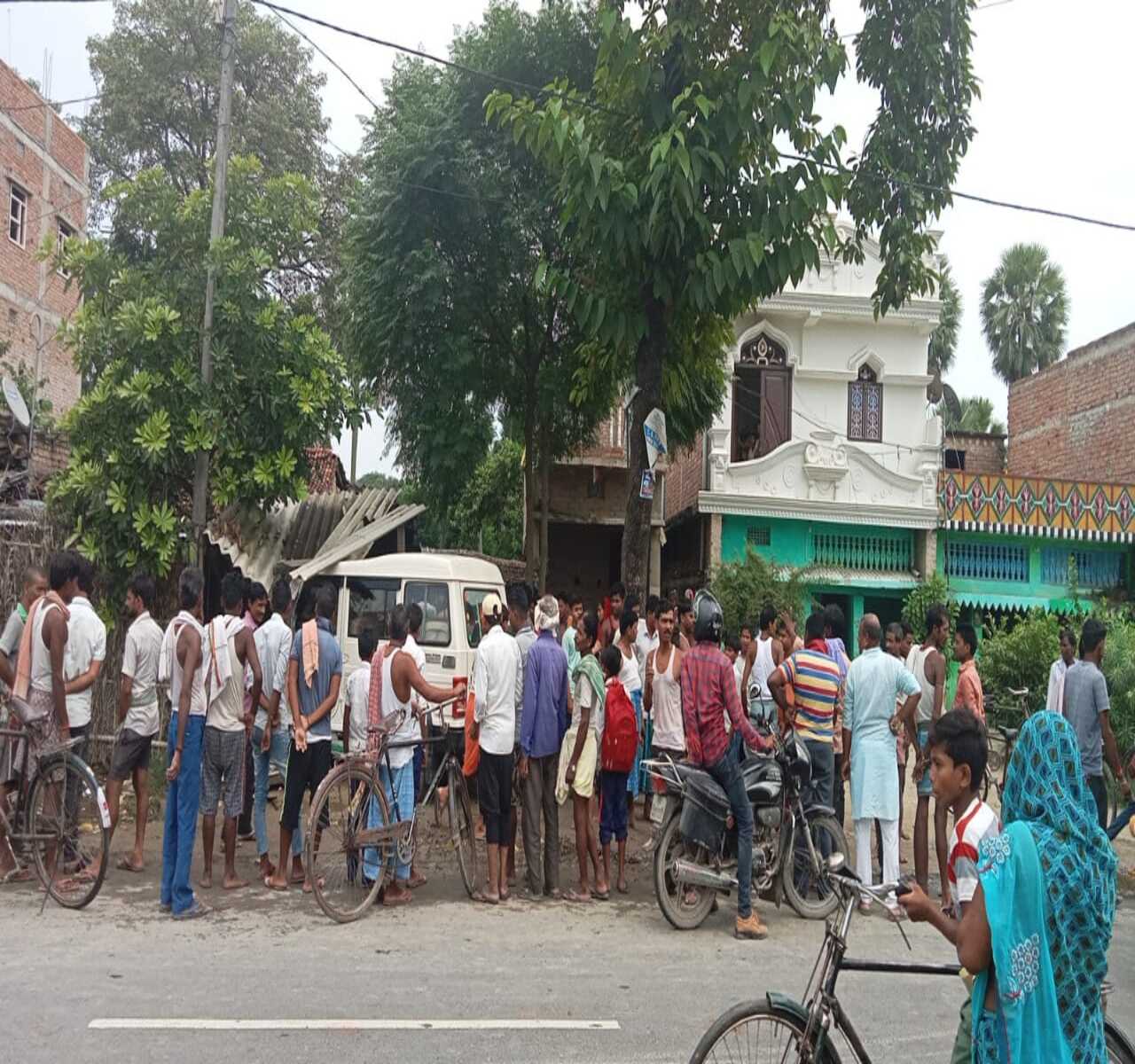 आधे दर्जन लोग जख्मी