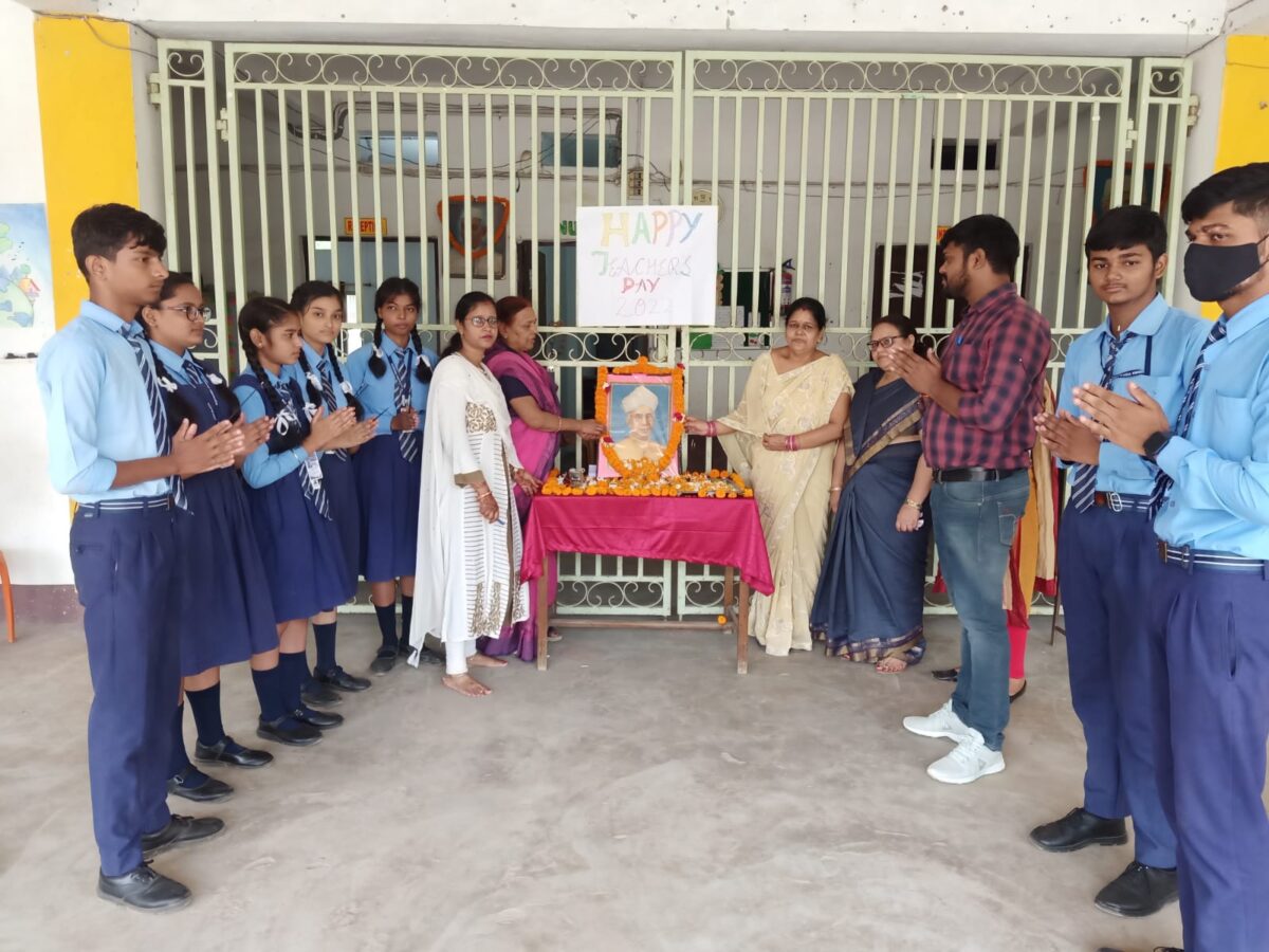 राजेंद्र विद्यालय में शिक्षक