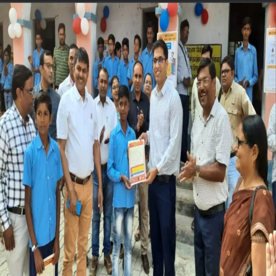 बच्चों को जिलाधिकारी द्वारा