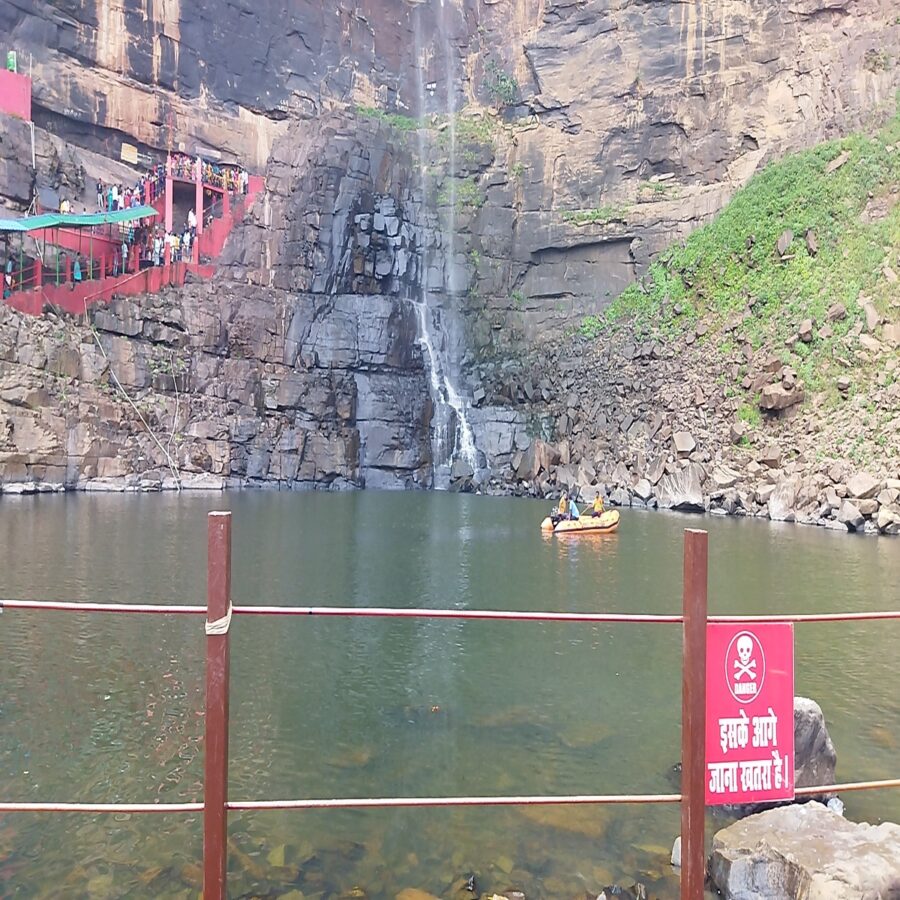 तुतला भवानी जलकुंड में