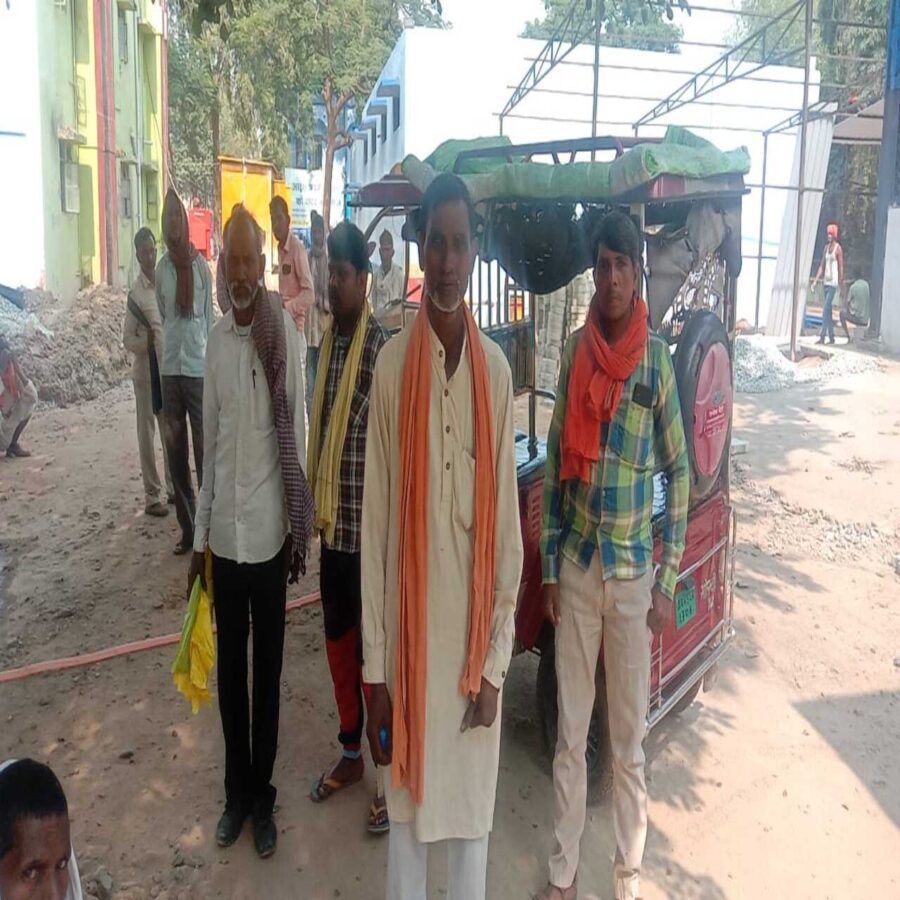 बाल्टी भरे पानी मे