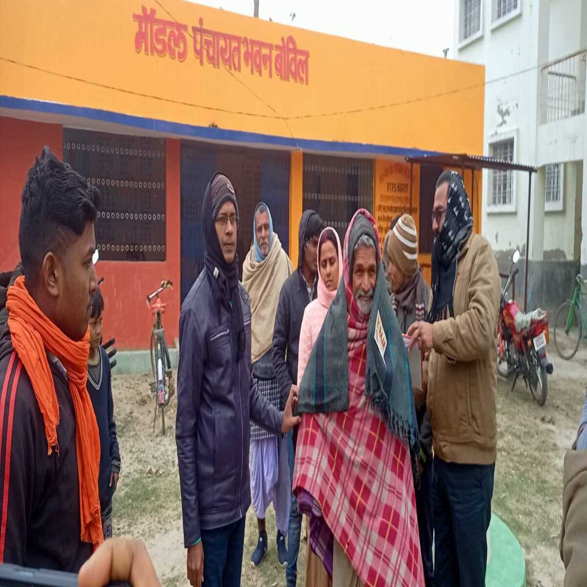 जरूरतमंद लोगों के बीच