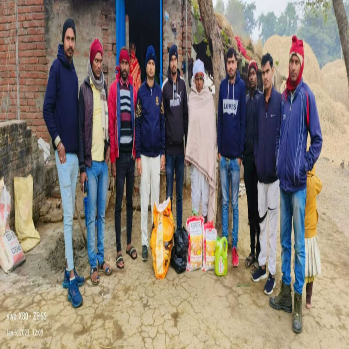शोकाकुल परिवार को दी