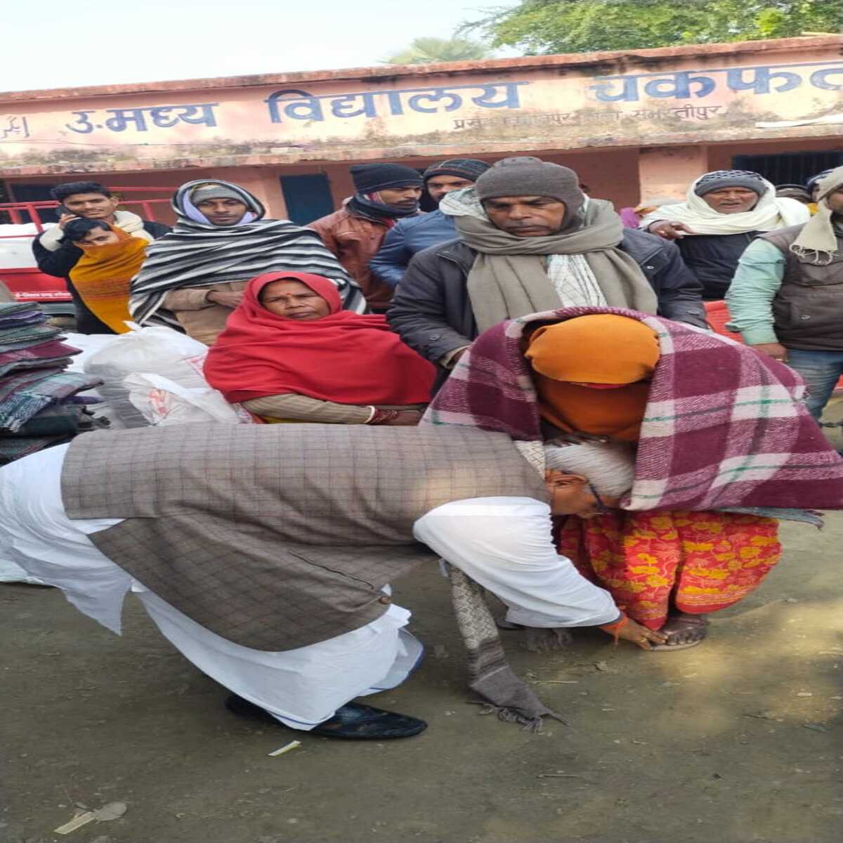  गरीबों के बीच किया